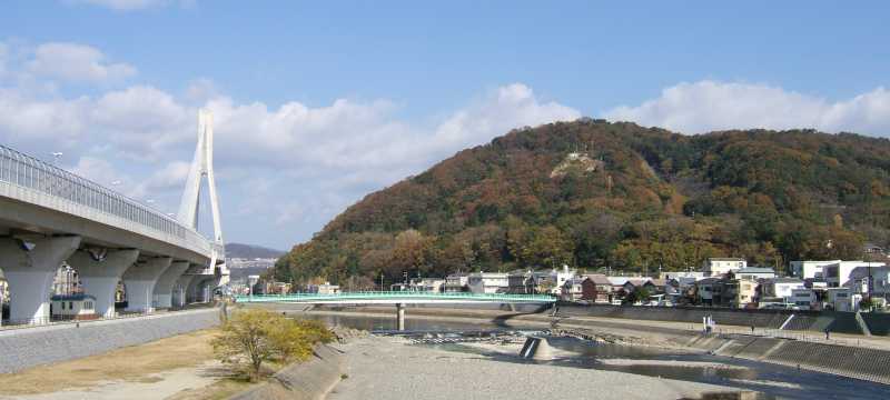 猪名川に架かる呉服橋から見た五月山