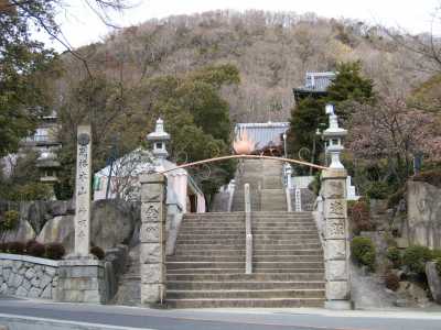 北を見上げると、甲山と甲山大師神呪寺への階段