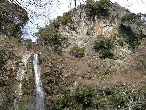 箕面大滝と側面の絶壁