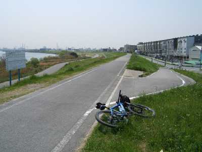 淀川右岸土手上(大阪市東淀川区南江口3丁目)
