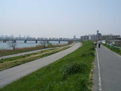 城東貨物線と併設の歩道橋:赤川仮橋