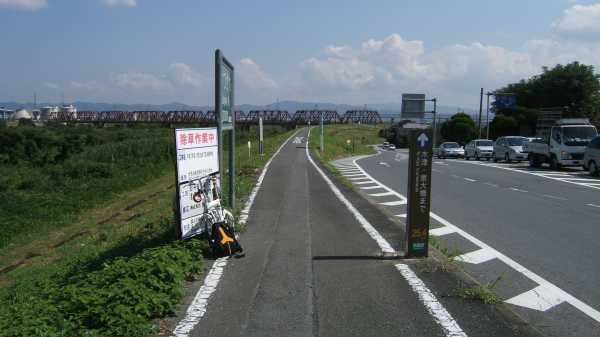 御幸橋南詰の信号を渡ったところの自転車専用道