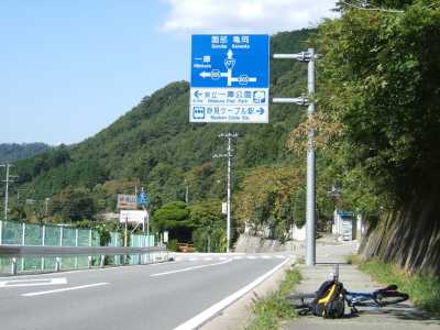 右:妙見ケーブル駅、左:一庫ダム