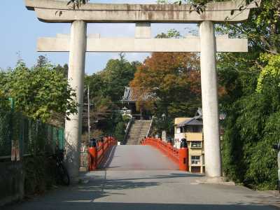 右岸の鳥居越しに見た多田神社南大門