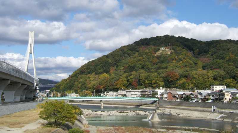 やっと色づき始めた五月山