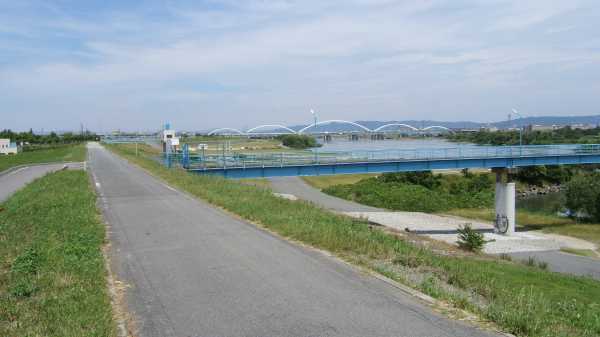 なにわ自転車道から淀川右岸土手に上がったところ