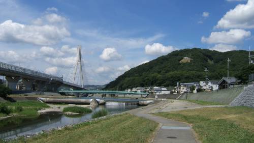 五月山とハープ橋