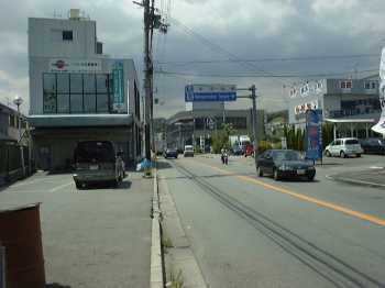 右が阪急中山寺駅