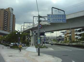 左が阪急宝塚駅