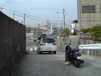 尼崎市梶ケ島、二号線への出口