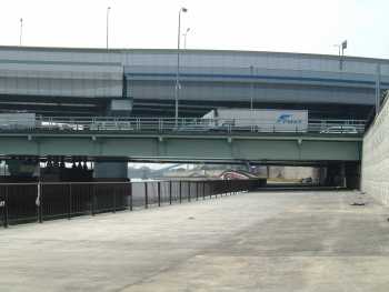 尼崎市東本町1丁目、辰巳橋、43号線高架橋の下をくぐる