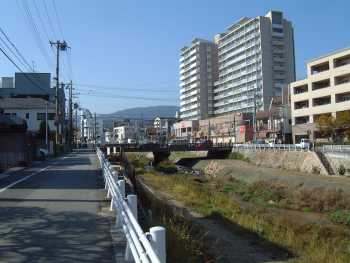 中津川線、すぐ西に阪急宝塚線(仁川駅)