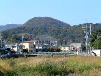 西宮市仁川百合野町:正面(西)に見えるのが甲山