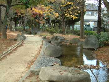 緑ケ丘公園から瑞ケ池公園への小道と流水
