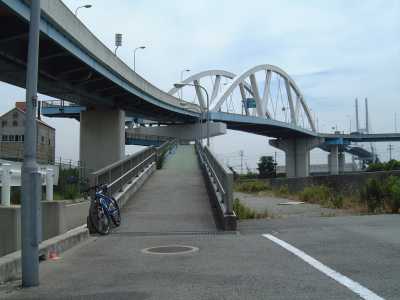 中島新橋の歩道橋への登り口