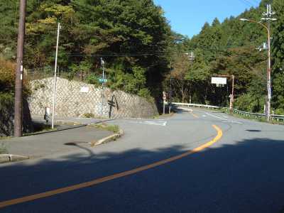 分岐(左:箕面川ダム、直進:勝尾寺)