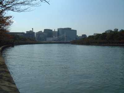 南方向に川崎橋、その向うがOMMビル