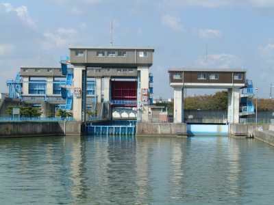 閘門を大川側から見る