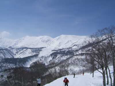 真冬並みの積雪量のつが第2ペアリフト降り場付近
