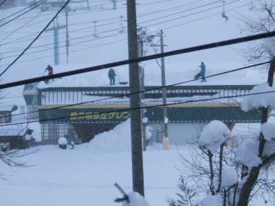 リフト乗り場の建物の屋根の上の積雪