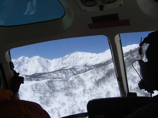目の下の稜線の後が栂の森ゲレンデ・遠くにに見えるのが白馬三山