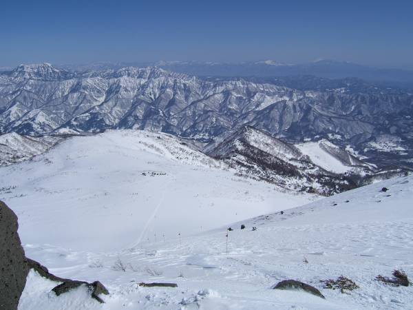 白馬乗鞍岳東斜面から天狗原、右手下に見える栂の森ゲレンデ