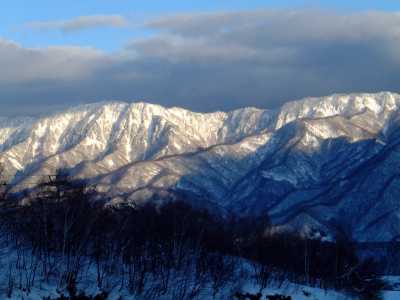 鐘の鳴る丘の最上部から夕日に映える戸隠の山々