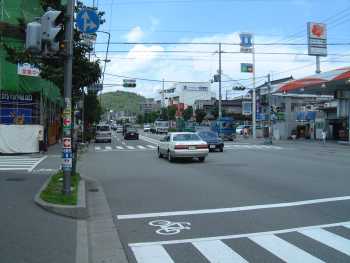 能勢電鉄多田駅前の交差点