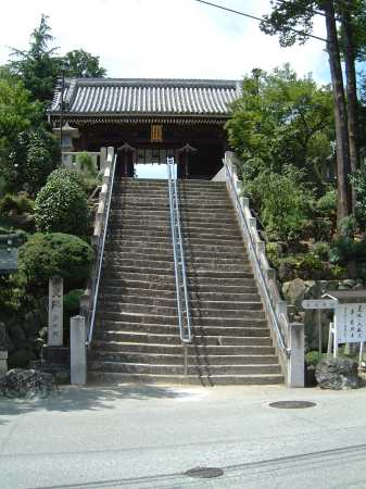 多田神社、南大門前の石段