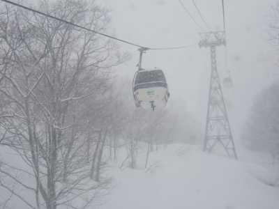 雪の中を登るゴンドラ